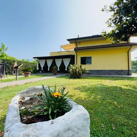 - Rustic Charm With Garden & Pool - Vakantiehuis